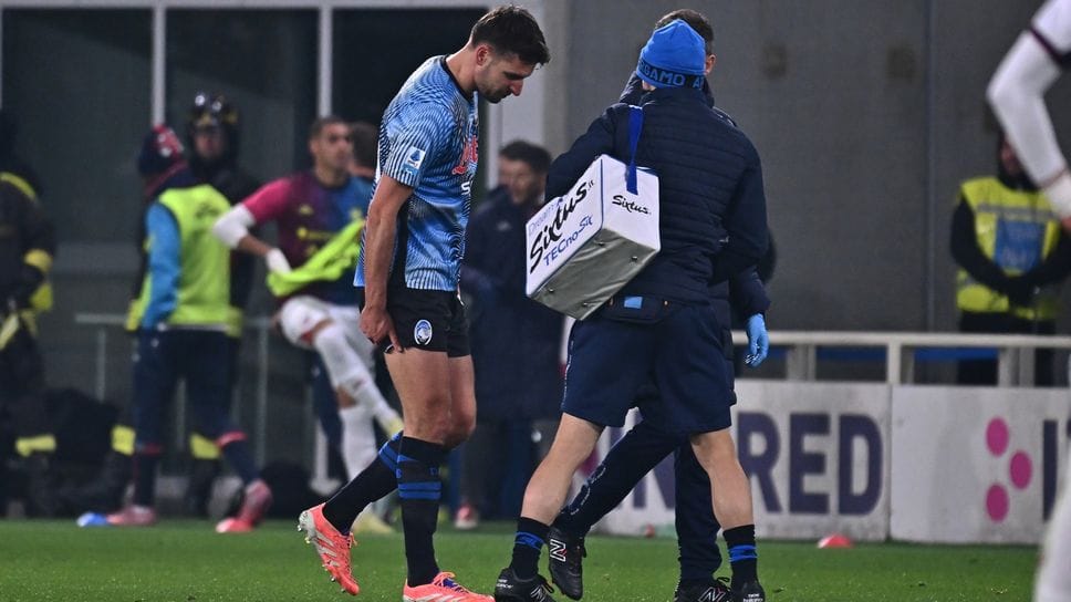 Il momento dell’uscita dal campo di Berat Djimsiti contro il Cagliari: problema al flessore per il difensore