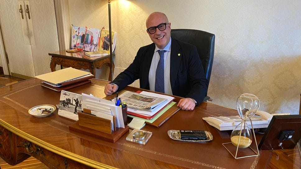 Il prefetto Luca Rotondi alla sua scrivania in Via Tasso