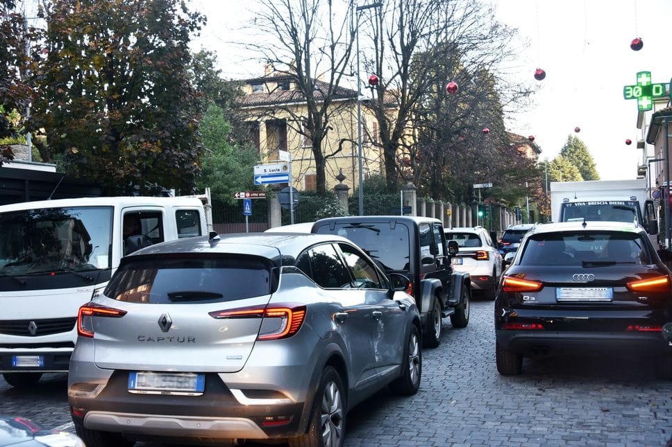 Il traffico nel quartiere di Santa Lucia
