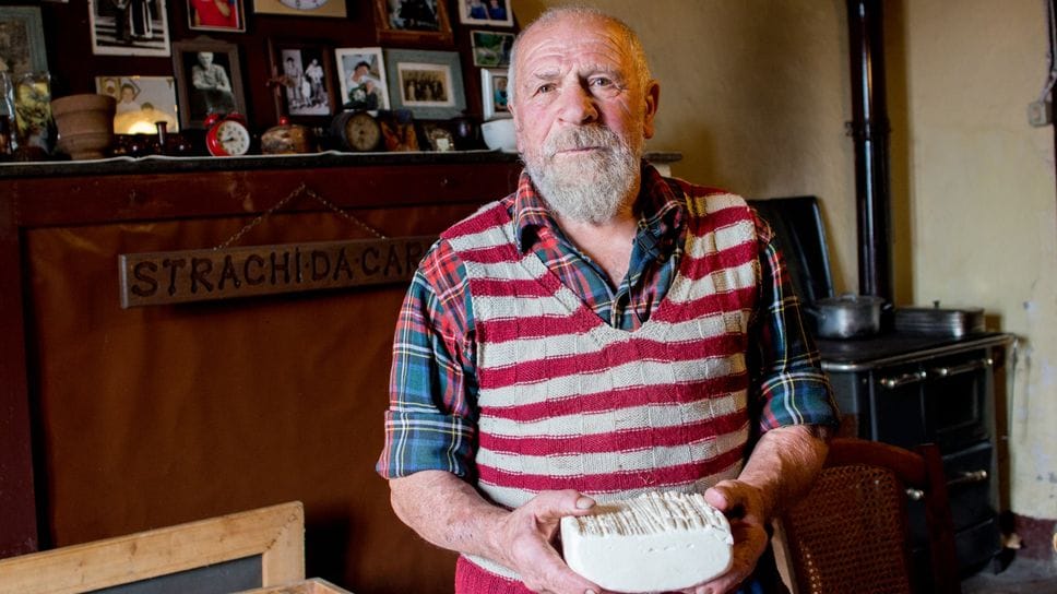 «Carlì» Rota nella casa di Fiorinello, con in mano uno dei suoi stracchini