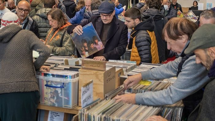 mangiadischi al bombonera social pub arriva il mercato di dischi e cd da Ecodibergamo.it mangiadischi al bombonera social pub arriva il mercato di dischi e cd