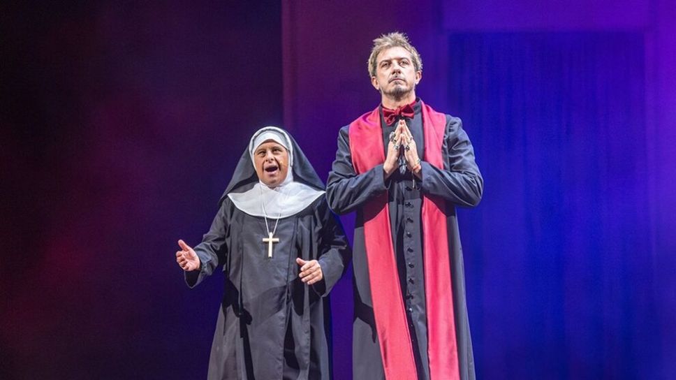 Paolo Ruffini e un attore della Compagnia Mayor Von Frinzius