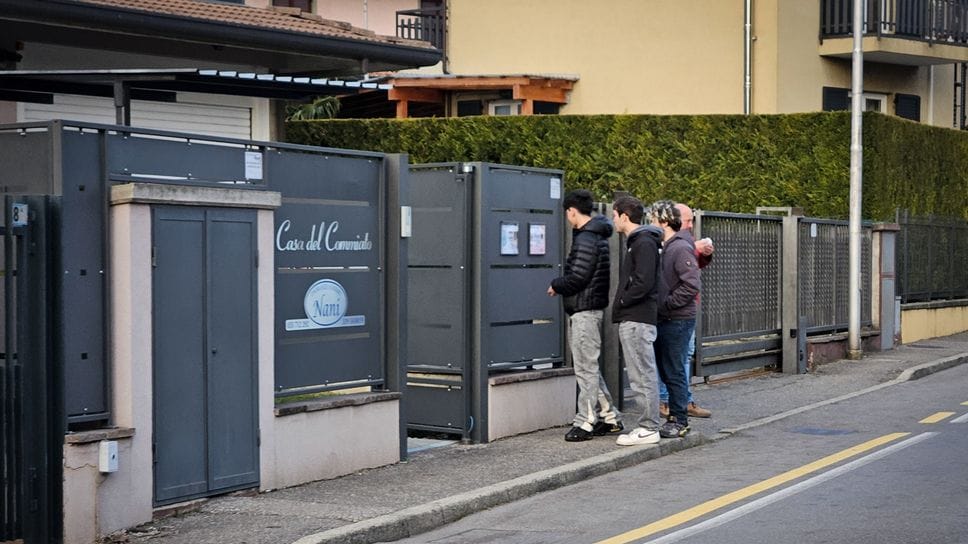 Alcuni ragazzi in visita alla casa del commiato di Gazzaniga per l’ultimo saluto all’amico