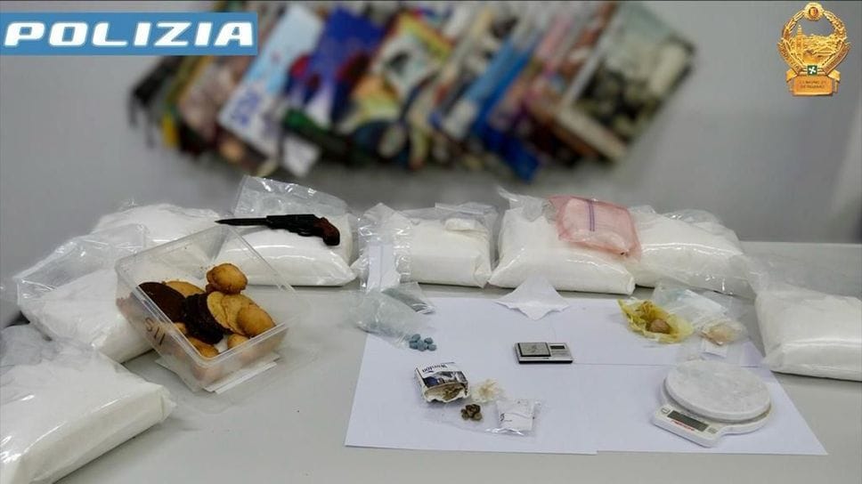 La droga sequestrata al giovane di 26 anni arrestato a Brembate Sopra dalla polizia. 16 chilogrammi di ketamina, 49 pastiglie di ecstasy, 15 grammi di Mdma, un cristallo di metanfetamina, 8 grammi di hashish e 18 biscotti contenenti Thc