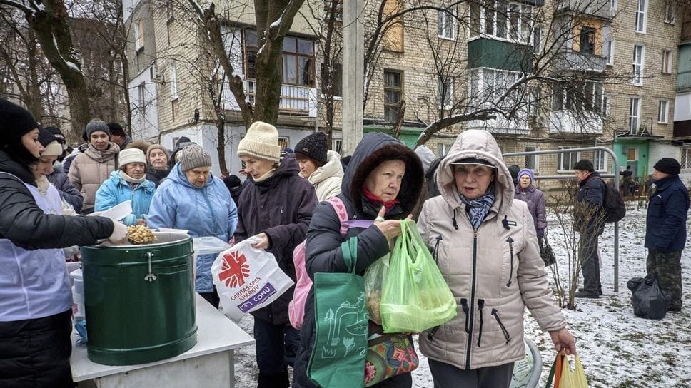 Distribuzione di aiuti alimentari ai residenti di un quartiere di Kharkiv, in Ucraina