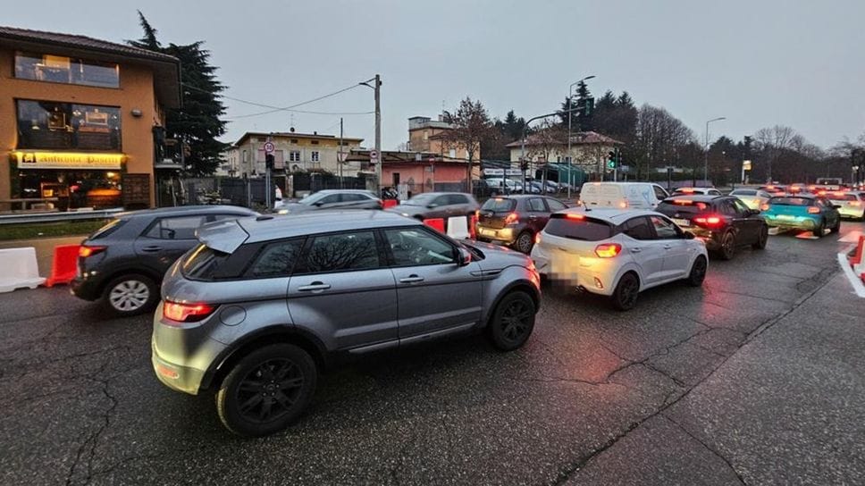Automobili in colonna dalla Valle Seriana verso la città, ieri, nonostante il «verde continuo»