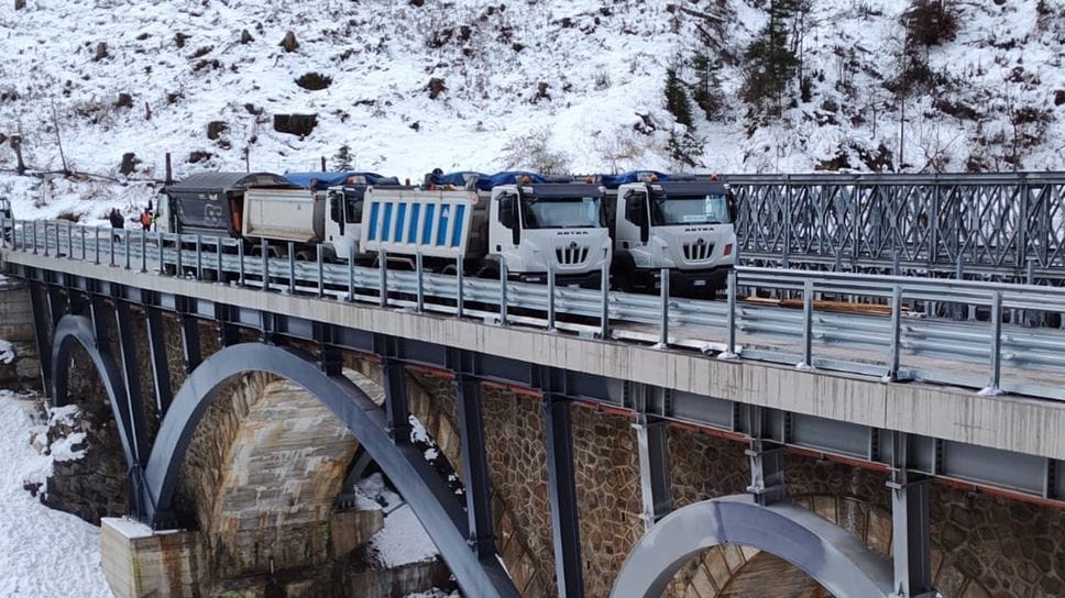 Le prove di carico del nuovo ponte tra Valleve e Foppolo