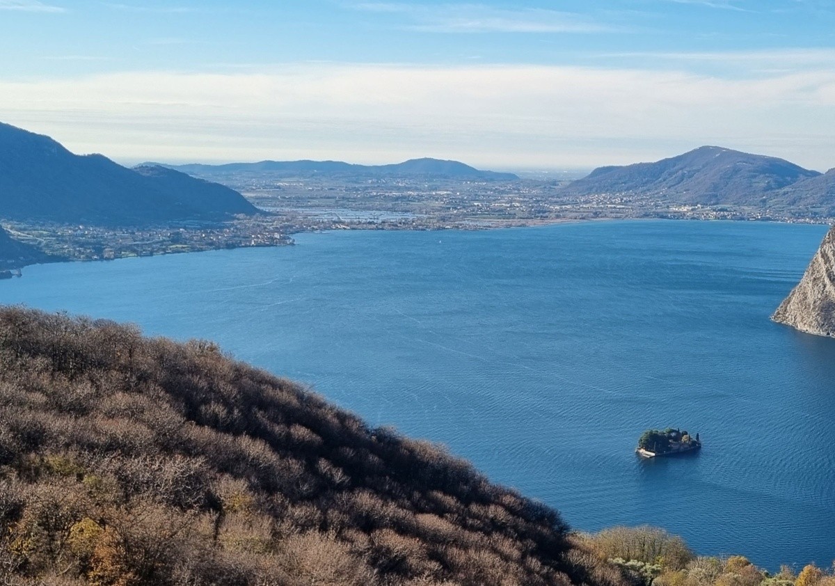 L’isola di San Paolo (in lontananza Iseo e le torbiere di Provaglio)