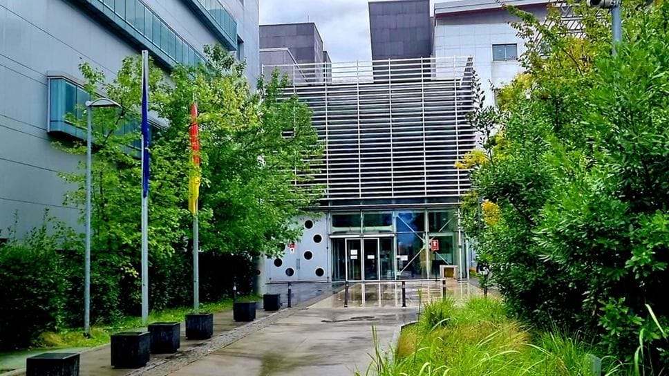 Uno degli ingressi dell’ospedale «Papa Giovanni XXIII» di Bergamo