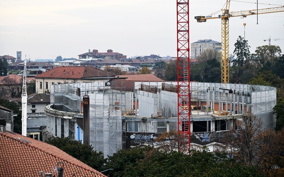 Il cantiere della nuova Gamec all’ex Palazzetto dello Sport di Bergamo. Il Comune vuole rescindere il contratto per ritardi e inadempimenti gravi