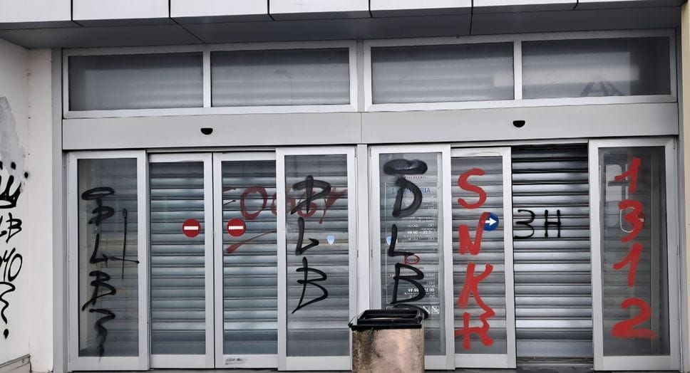 Scritte e vandalismi su uno degli ingressi