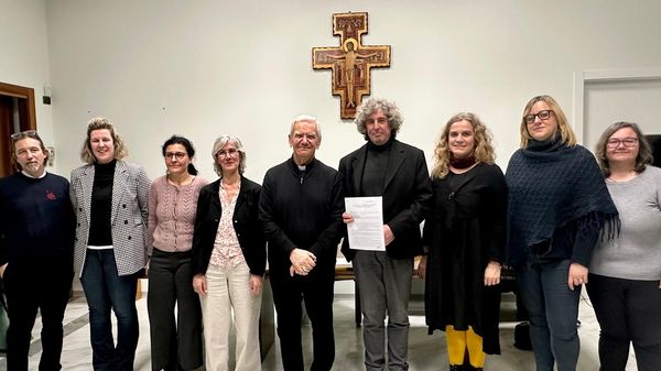 Da sinistra don Cristiano Re, Federica Crotti, Alessia Zucchelli, Cristina Offredi, il Vescovo monsignor Francesco Beschi, Lucio Moioli, Anna Cattaneo, Antonella Boioni, Manuela Zappella