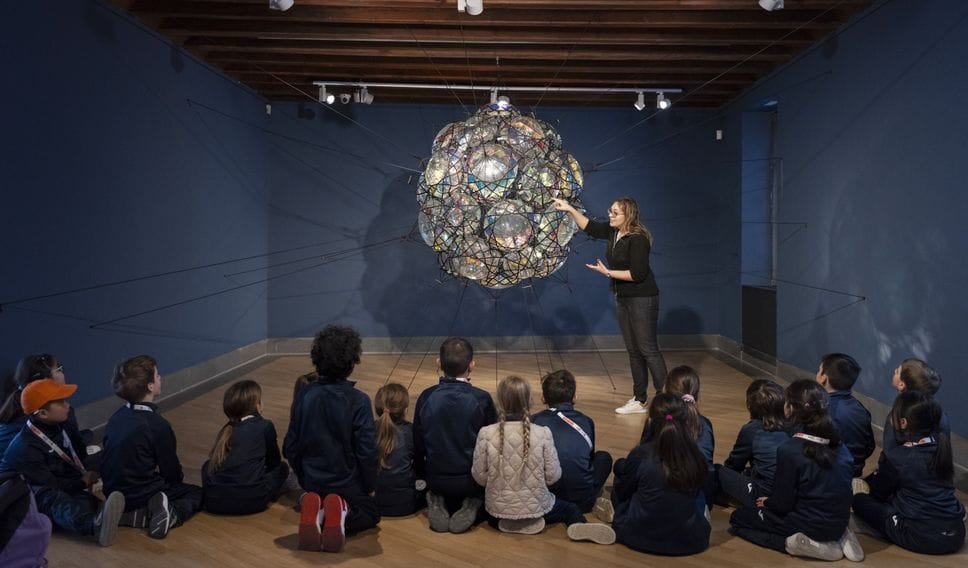 Giovani visitatori alla scoperta della Gamec. Il programma del 2026 si articola nella «Pedagogia della speranza»