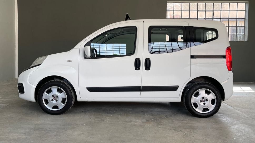Un Fiat Qubo bianco uguale a quello rubato, che è targato EV699YY
