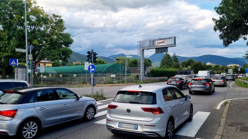 L’incrocio travia Martinella e la provinciale della Valle Seriana. Dal 15 dicembre verrà istituito il verde continuo e alcune modifiche alla viabilità