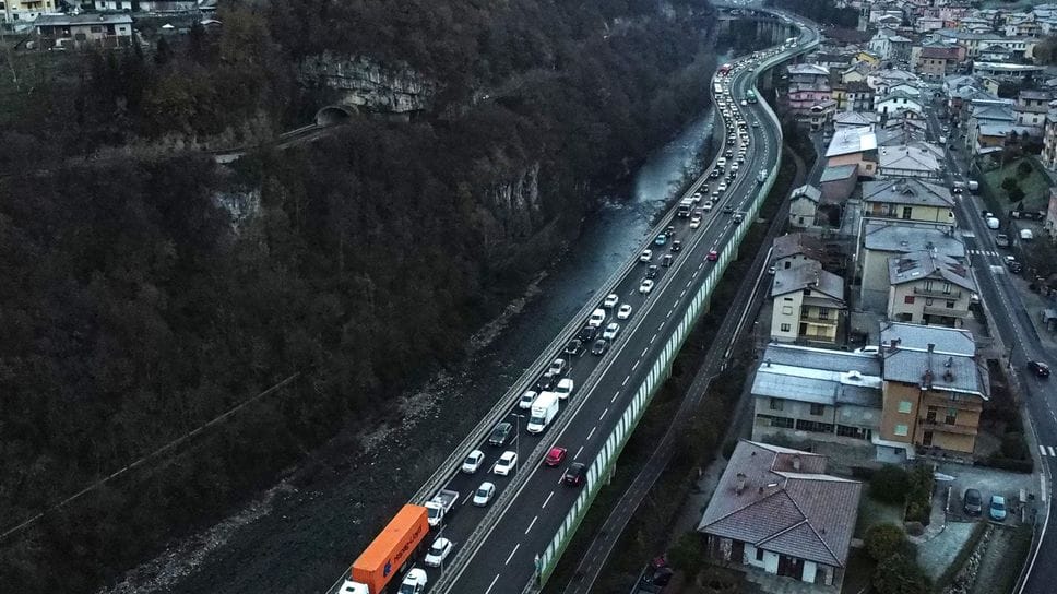 Tutti in coda sul viadotto di Sedrina in direzione Bergamo