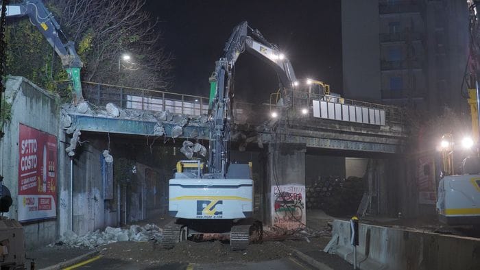 Si demolisce il ponte della ferrovia di via dei Caniana a Bergamo  Foto/Video
