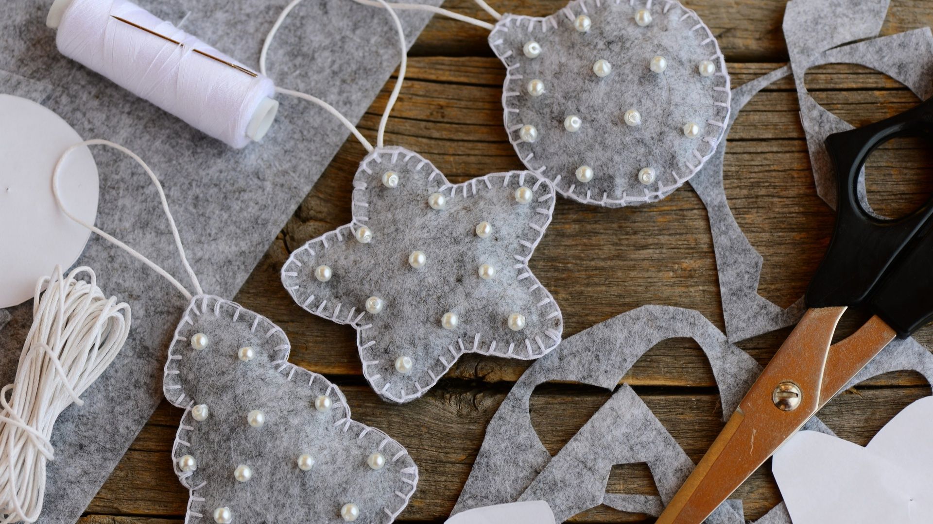 Decorazioni per l’albero fai da te: quattro idee facili per Natale Decorazioni per l’albero fai da te: quattro idee facili per Natale