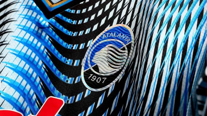https://storage.ecodibergamo.it/media/photologue/2025/12/20/photos/cache/atalanta-lasta-delle-maglie-del-christmas-match-vola-quella-di-de-roon_20f3e1ee-dde1-11f0-96af-b20115507b17_1920_1080_v3_large_16_9.jpg
