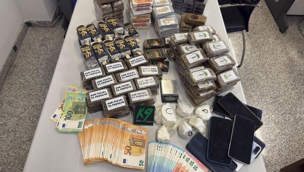 Blitz antispaccio della Polizia: denunciati i titolari di tre cannabis shop