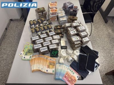 https://storage.ecodibergamo.it/media/photologue/2025/12/20/photos/cache/blitz-antispaccio-della-polizia-denunciati-i-titolari-di-tre-cannabis-shop_fd41a460-dd8c-11f0-af47-90f739875a3c_1920_1080_display.jpg