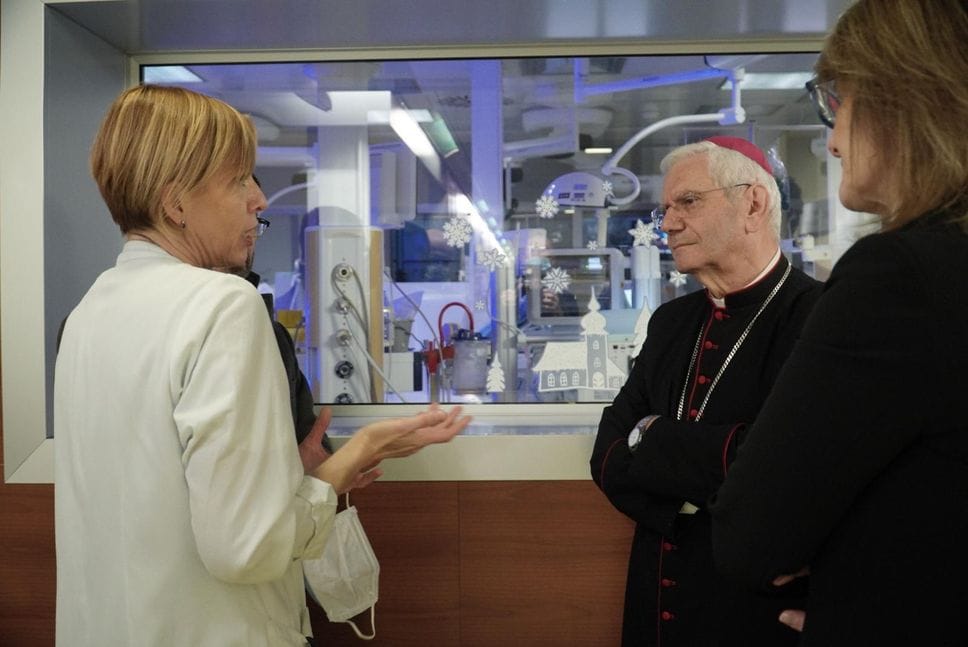 Il Vescovo al reparto di Patologia neonatale