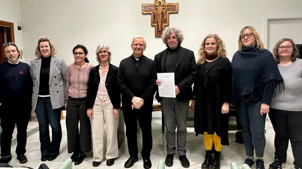 Da sinistra Don Cristiano Re, Federica Crotti, Alessia Zucchelli, Cristina Offredi, il Vescovo monsignor Francesco Beschi, Lucio Moioli, Anna Cattaneo, Antonella Boioni, Manuela Zappella