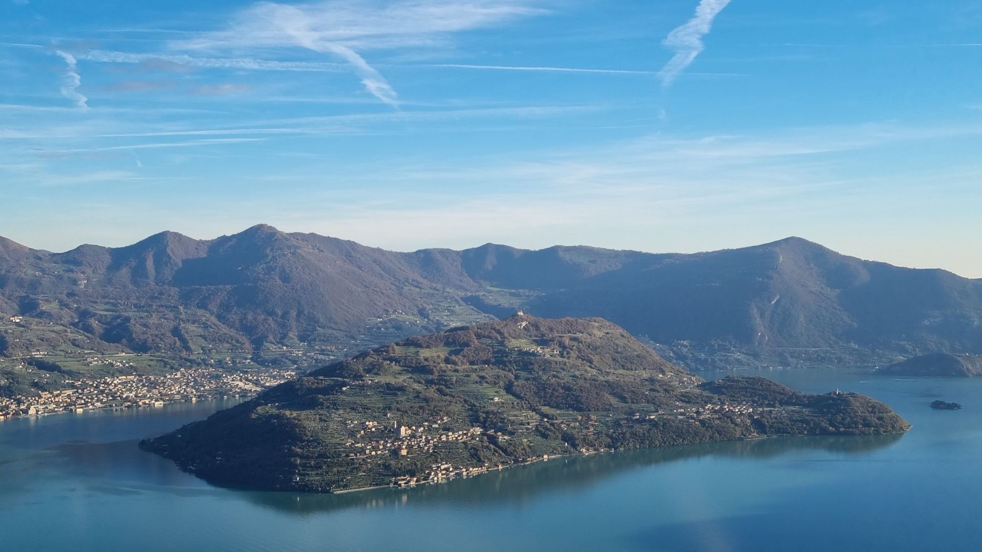 Quell’aria di vacanza che si respira a Monte Isola Quell’aria di vacanza che si respira a Monte Isola