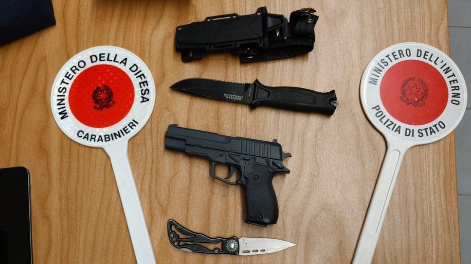 Le armi trovate nel locale a Clusone