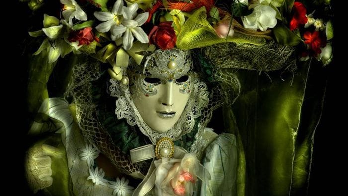 le maschere di franz cancelli immerse in una sfilata di moda