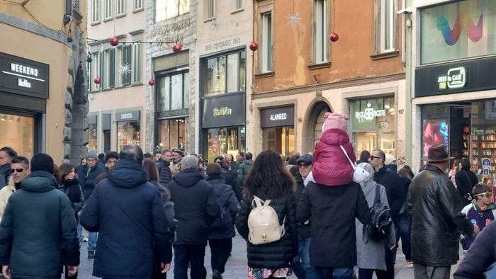 quasi tutto pronto per natale pienone in centro per gli ultimi regali foto e video