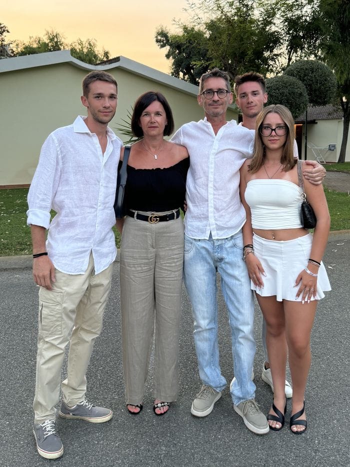 Con la famiglia, da sinistra: Leonardo (fratello), Claudia (mamma), Claudio (papà), Giuliano, Ester (sorella)