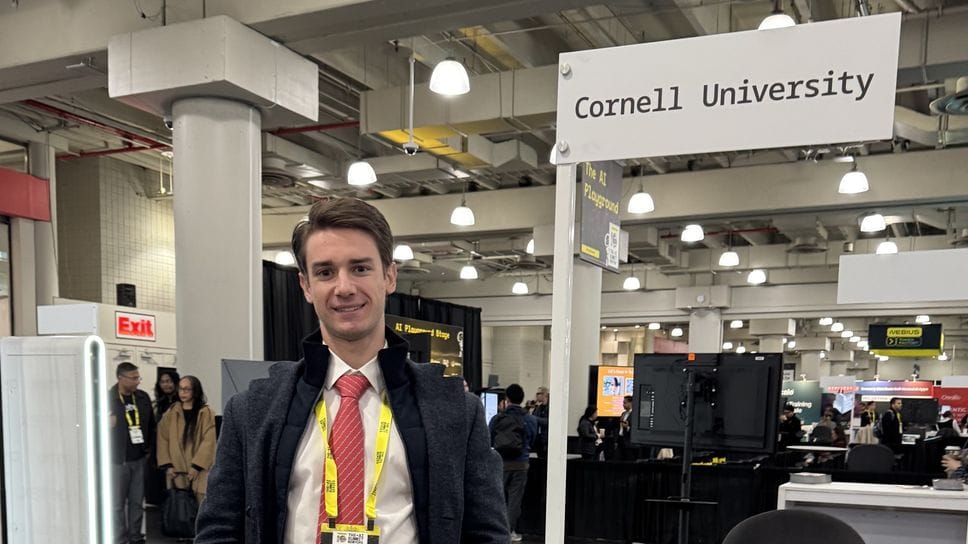 Giuliano Pioldi, di Fara Gera d’Adda, ha 23 anni ed è stato invitato all’AI Summit di New York per presentare il progetto Crash Cart, che coniuga ingegneria al servizio della cura. Nello scatto allo stand della Cornell Tech a New York