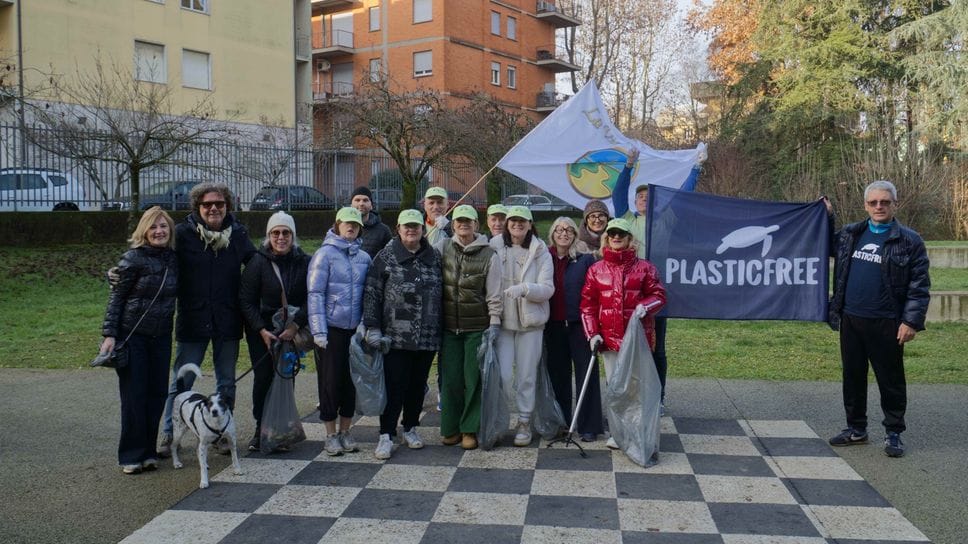 I volontari di plastic free all’opera nella «Caccia al rifiuto»