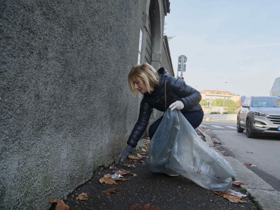 Alcuni momenti della raccolta di rifiuti di «Plastic free»