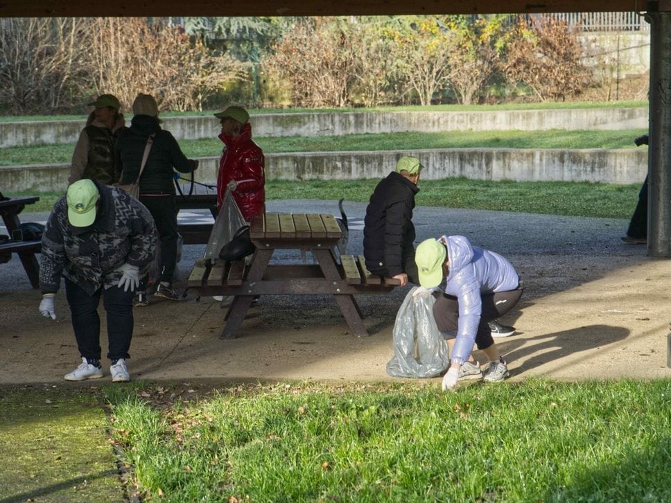 Alcuni momenti della raccolta di rifiuti di «Plastic free»