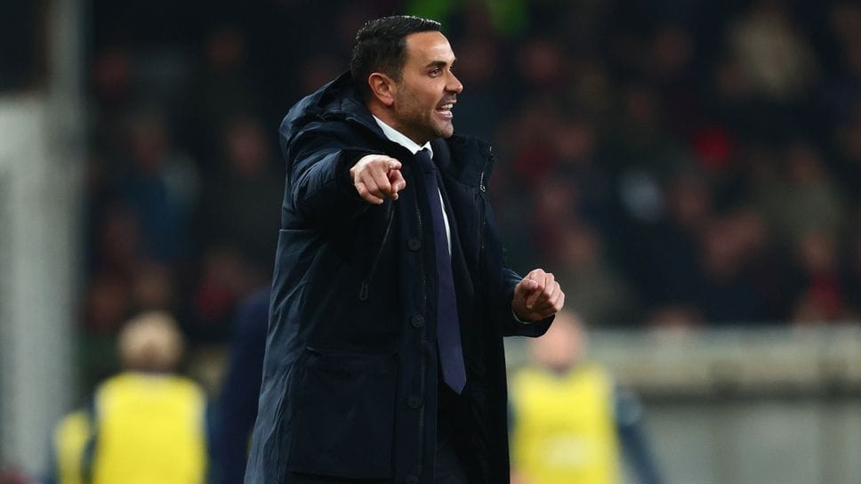 Raffaele Palladino dà indicazioni durante la gara contro il Genoa. La vittoria in extremis a Marassi può mettere le ali all’Atalanta attesa da Inter, Roma e Bologna