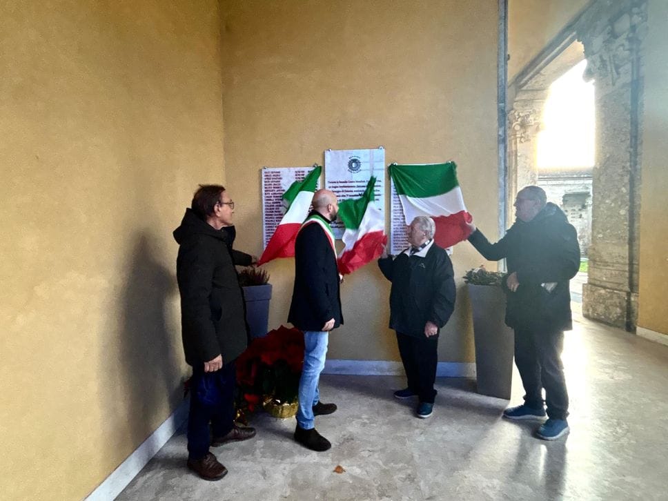 I partecipanti allo svelamento delle lapidi all amemoria delle 54 vittime cittadine del bombardamento di Dalmine del 1944 in cui persero la vita in totale 278 persone