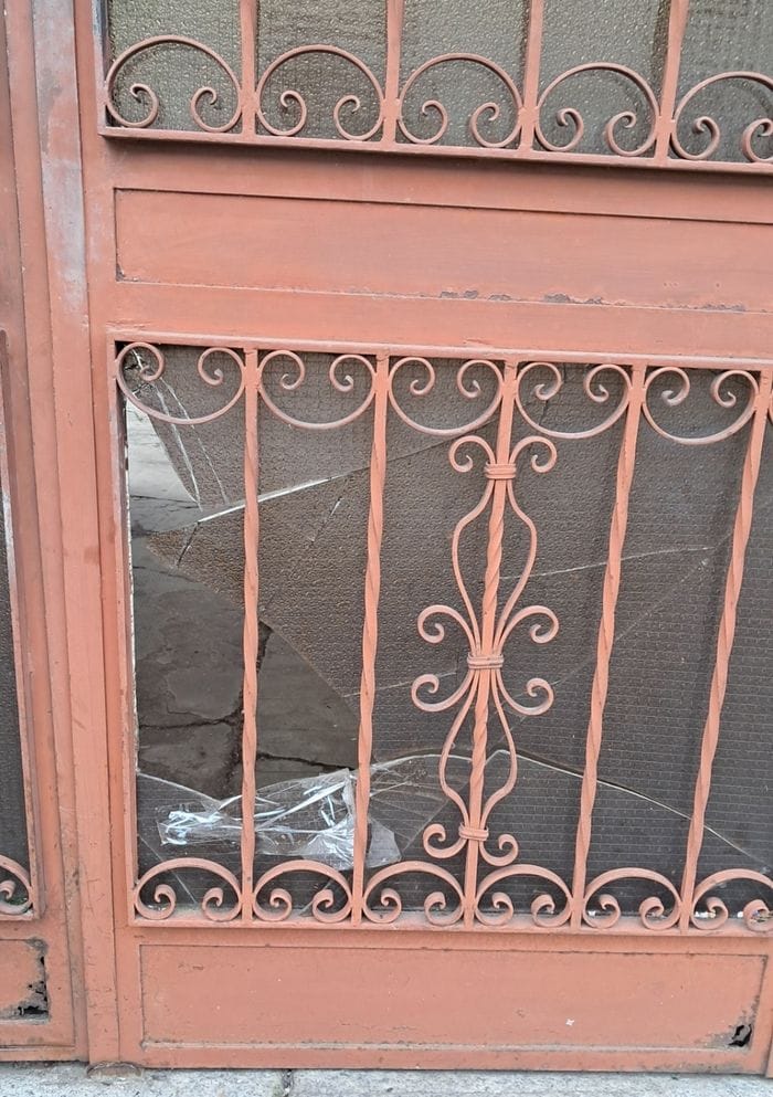 Il portone di accesso a Caravaggio rotto