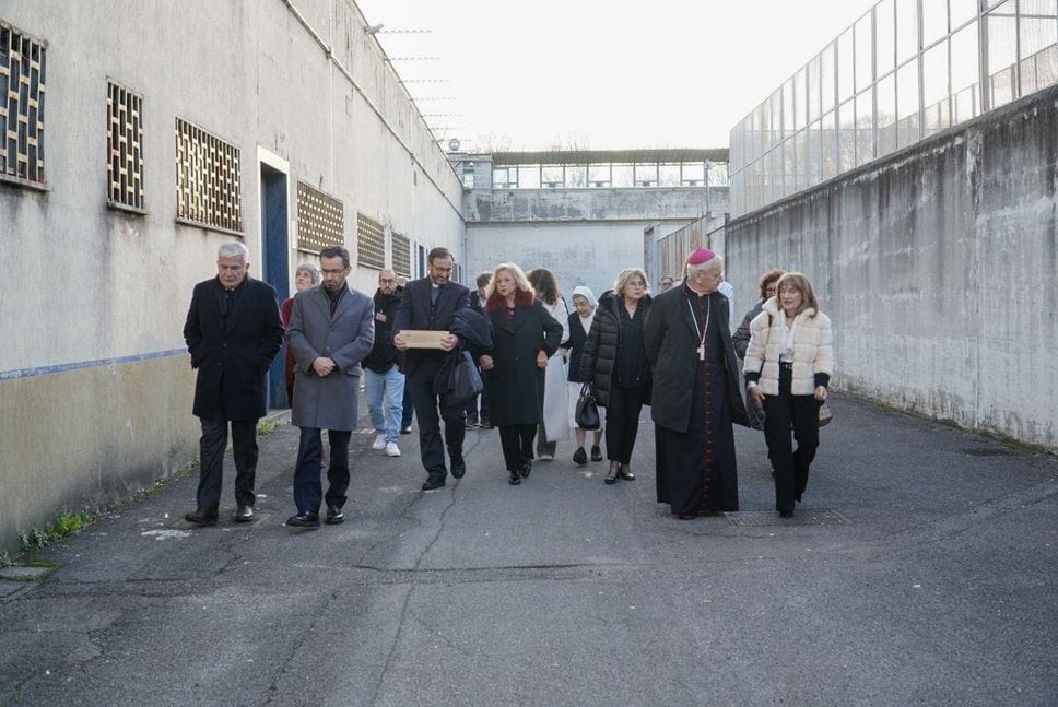 La visita del Vescovo di Bergamo Francesco Beschi in carcere per gli auguri natalizi, il 22 dicembre 2025