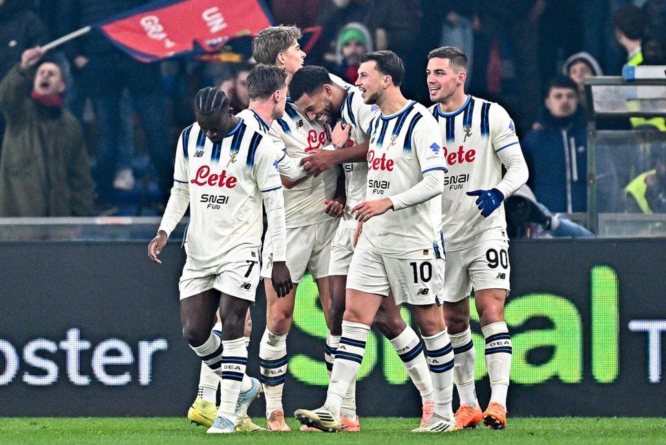 Isak Hien con i compagni nerazzurri dopo il gol contro il Genoa