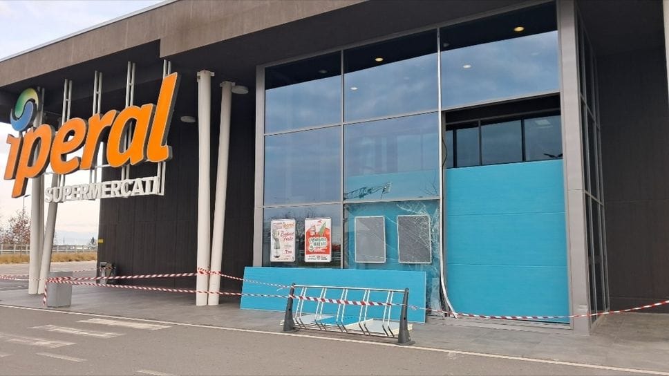 La vetrina sfondata all’Iperal di Covo: la spaccata nella notte tra il 21 e 22 dicembre
