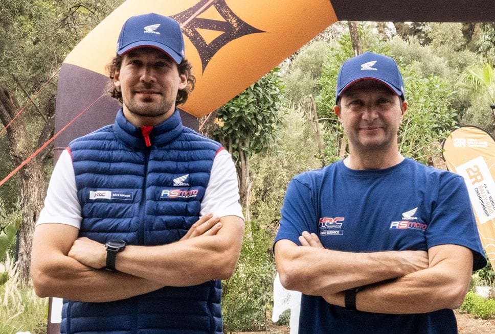 Simone Agazzi, a destra, con il toscano Paolo Lucci,  pilota di punta del Team Honda RsMoto