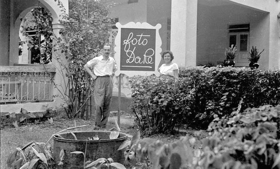Foto storica del laboratorio fotografico di famiglia: Bruno Elia con la moglie Natalia