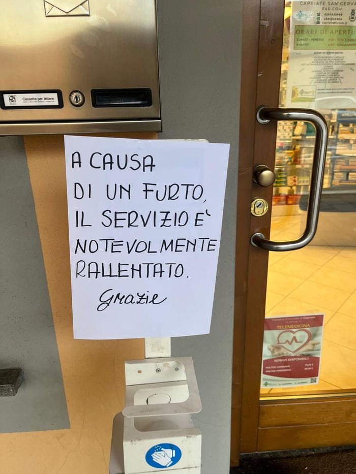 Il cartello all’ingresso della farmacia