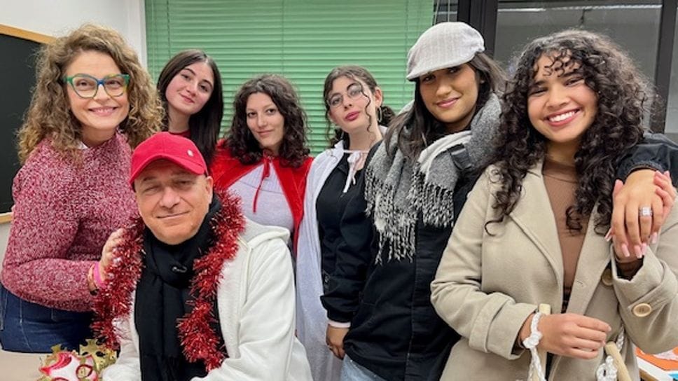 Le attrici del Falcone con la professoressa Ferrari e il conduttore Rai