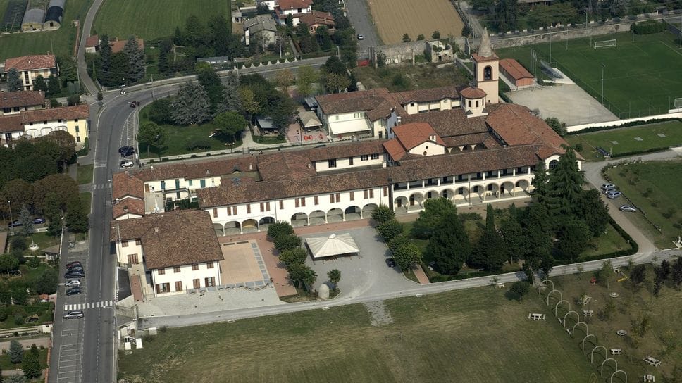 Urgnano, una veduta aerea della Basella con il convento e il santuario dei padri Passionisti
