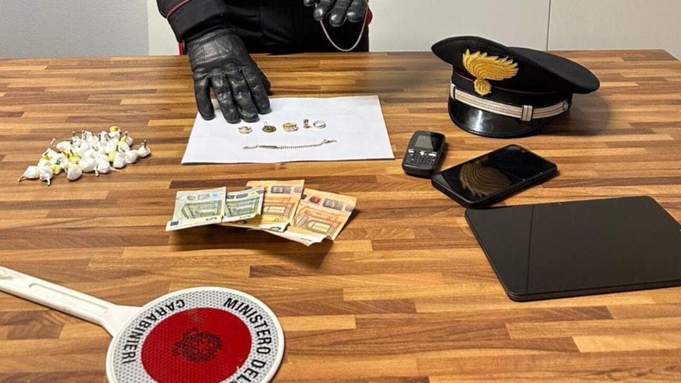 Denaro, gioielli e droga: tutto sequestrato dai carabinieri