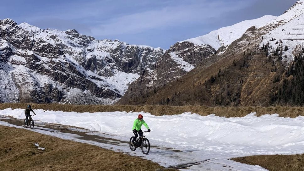 Sulla pista per lo sci di fondo dei Piani dell’Avaro di Cusio si va con le mountain bike.