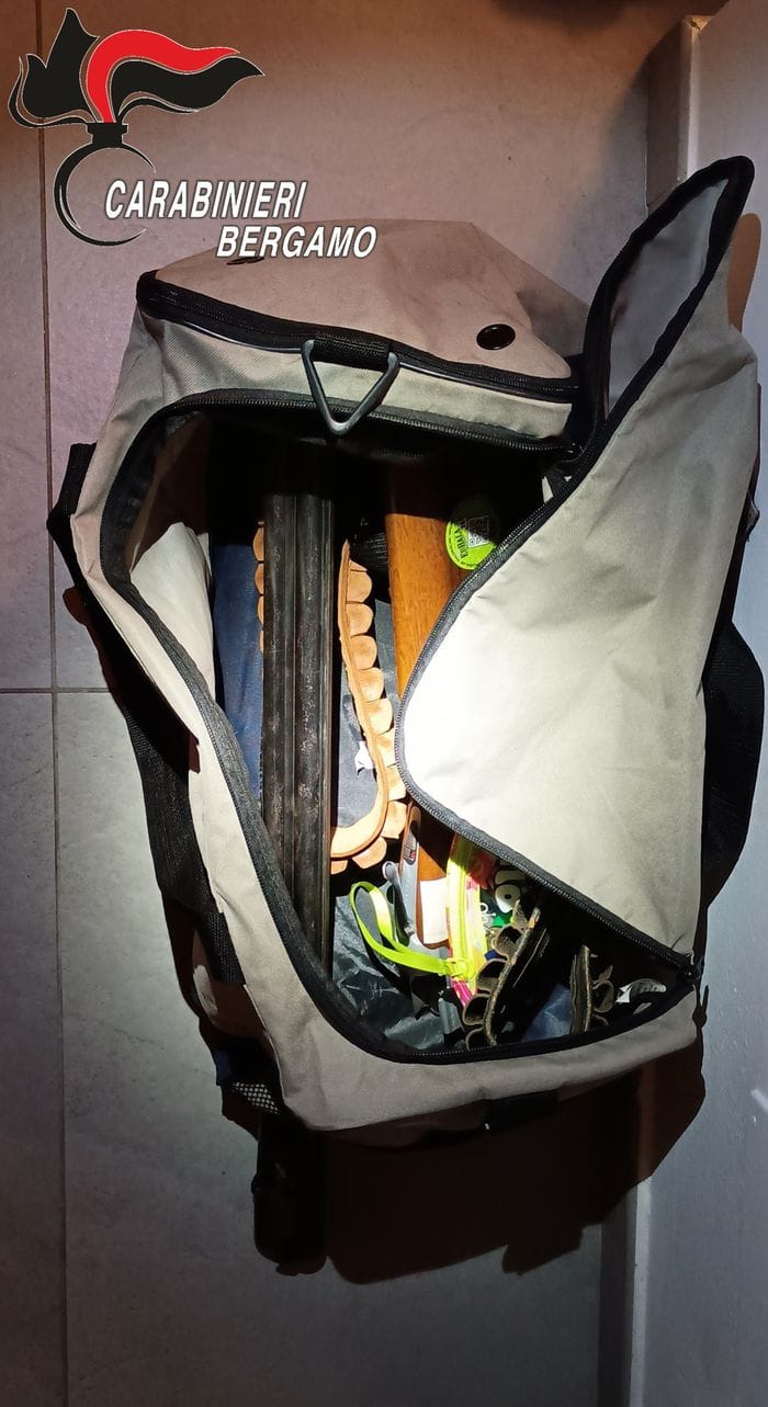 Il materiale sequestrato dai carabinieri alla coppia di Treviolo arrestata